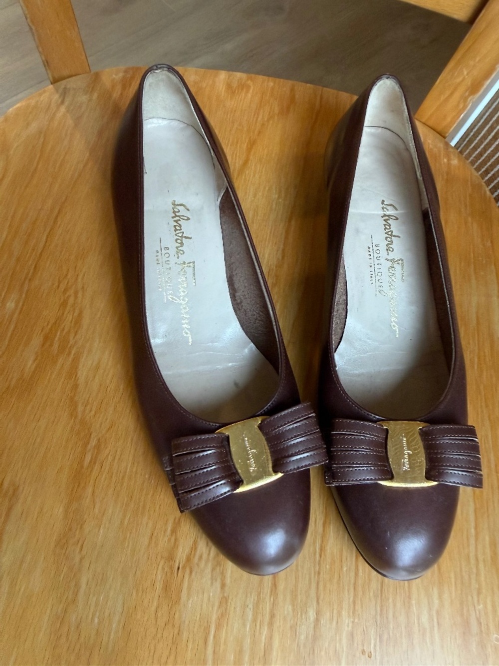 Salvatore Ferragamo Vintage Brown Leather pumps Gold logo buckles sz 7.5
